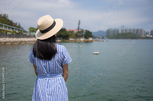 Travel woman looks at the sea © leungchopan