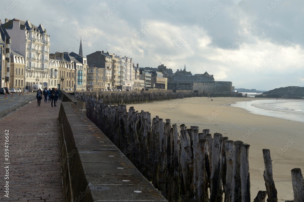Brise-lames sur la plage du Sillon à Saint-Malo