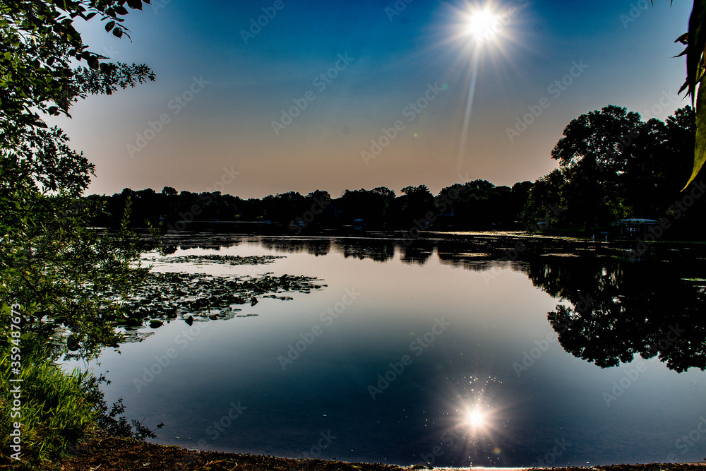 Obraz premium sunset on the lake