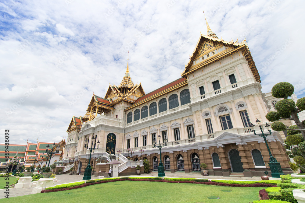 Obraz premium The Royal Grand Palace and Temple of the Emerald Buddha Bangkok, Thailand - June 18,2020 : The Chakri Maha Prasat Thone Hall