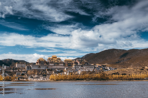 Fototapeta Naklejka Na Ścianę i Meble -  Ganden Sumtseling Monastery, a traditional Tibetan Buddhism temple in City Shangri-La, China.