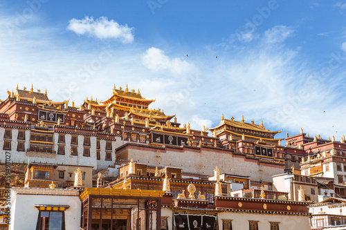 Fotografia Panorama view of Ganden Sumtseling Monastery, he largest Tibetan monastery in Shangri-La, Yunnan, China