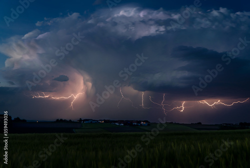 Blitze in einer dramatischen Gewitterwolke als Panorama