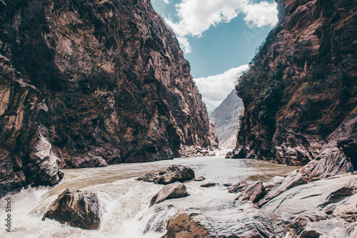Slika na platnu Tiger Leaping Gorge, the origin of Yangtze River, in Yunnan Province, China, on a cloudy day