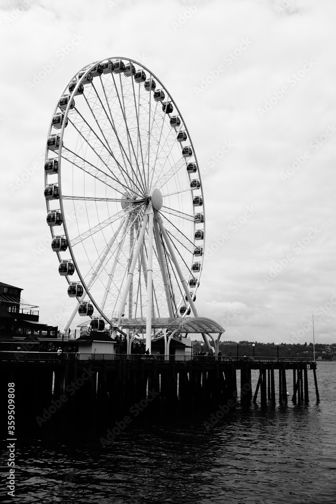 Black and White image of the Seattle Great Wheel Ferris wheel at dusk