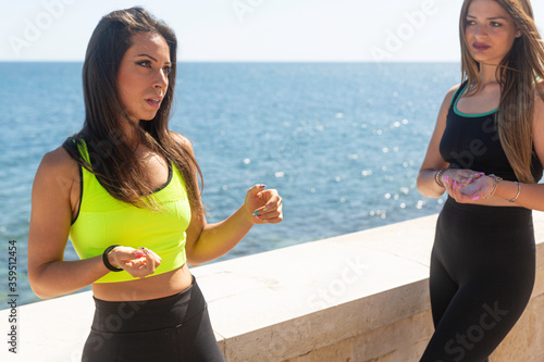 Photography Una bella ragazza bruna con una givoane ragazza parlano sul lungomare della citt