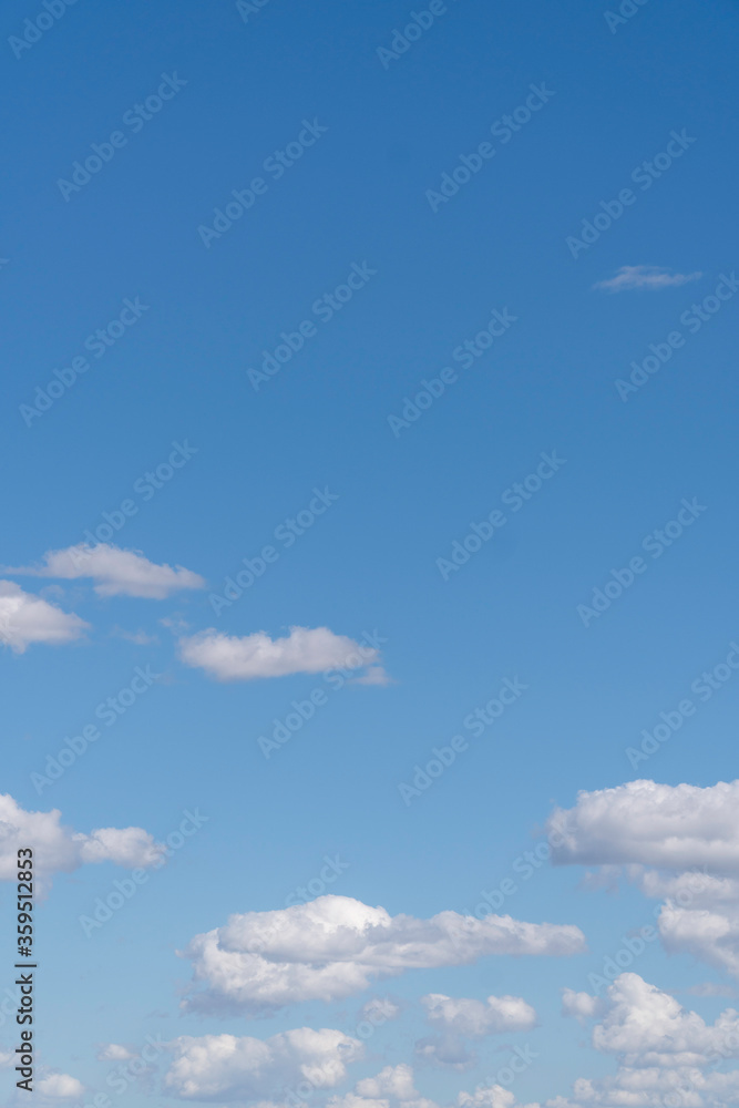 Céu Azul com Nuvens Vertical