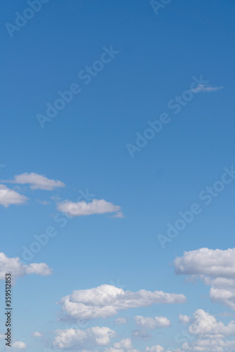 Fototapeta Naklejka Na Ścianę i Meble -  Céu Azul com Nuvens Vertical