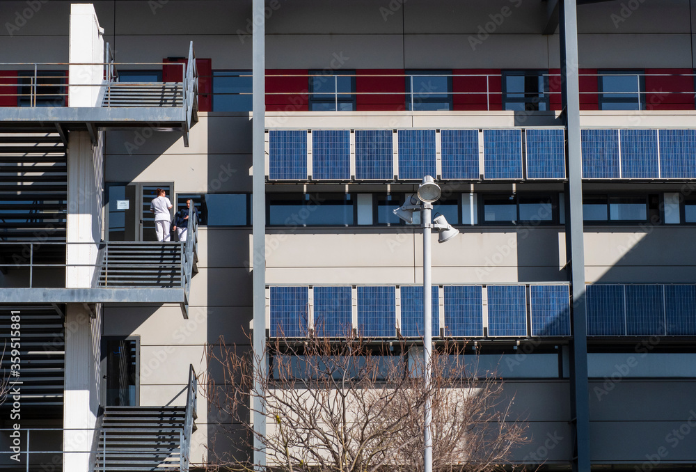Fototapeta premium Edificio sostenible con placas solares en la fachada