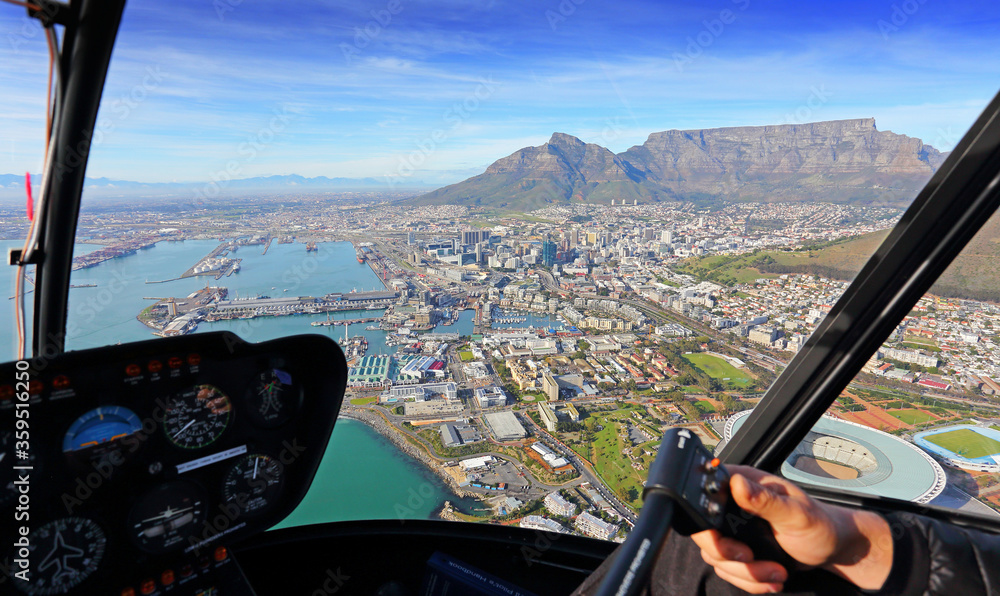 Obraz premium Cape Town, Western Cape / South Africa - 06/24/2019: Pilot's view of Cape Town CBD and V&A Waterfront with Table Mountain in the background