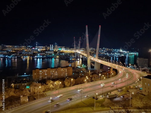 night view of Zolotoy Bridge