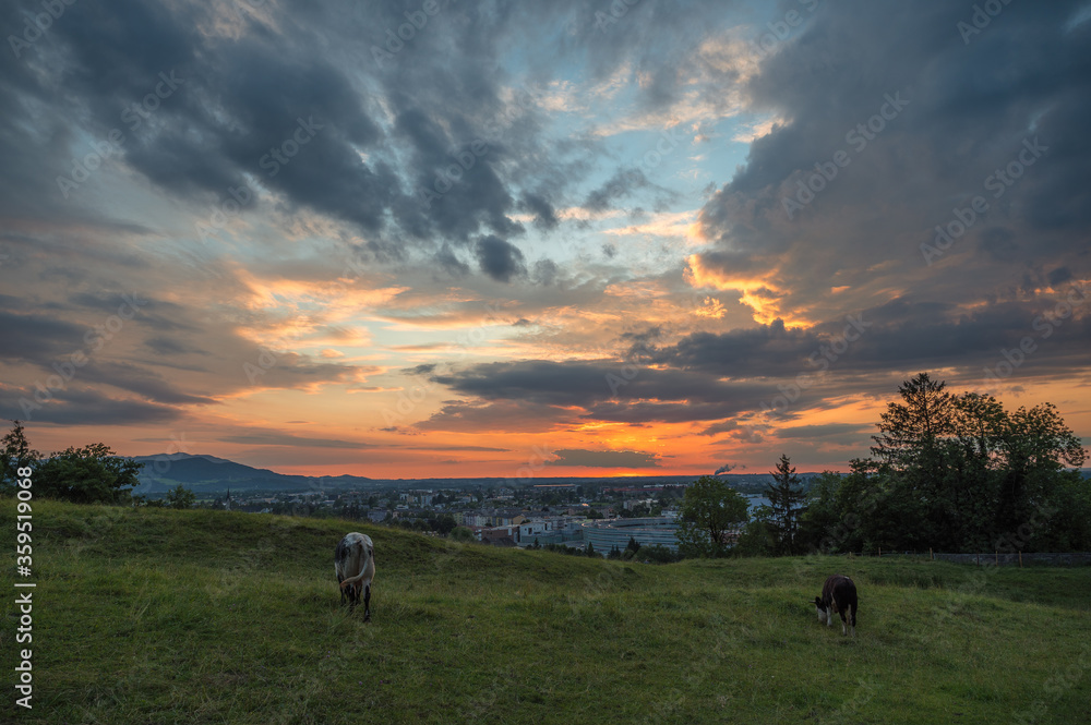 Dramatische Wolkenstimmung zum Sonnenuntergang in Salzburg