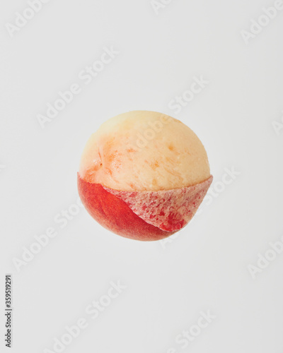 桃 , peach on white