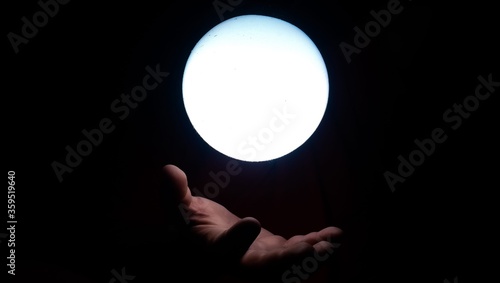 Esta é uma imagem onde se aplica ilusão de otica pois parece que é uma bola a flutuar mas na verdade esta foto foi tirada com candeeiro 