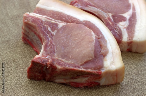 Obraz na płótnie
Raw pork steaks prepared for frying in a pan are on the counter in the market w salonie
