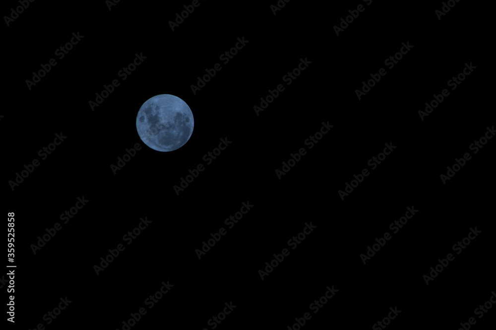 Linda, brilhante, enigmática e solitária...a lua. São Leopoldo/RS, Brasil. Linda, brilhante, enigmática e solitária...a lua. São Leopoldo/RS, Brasil.