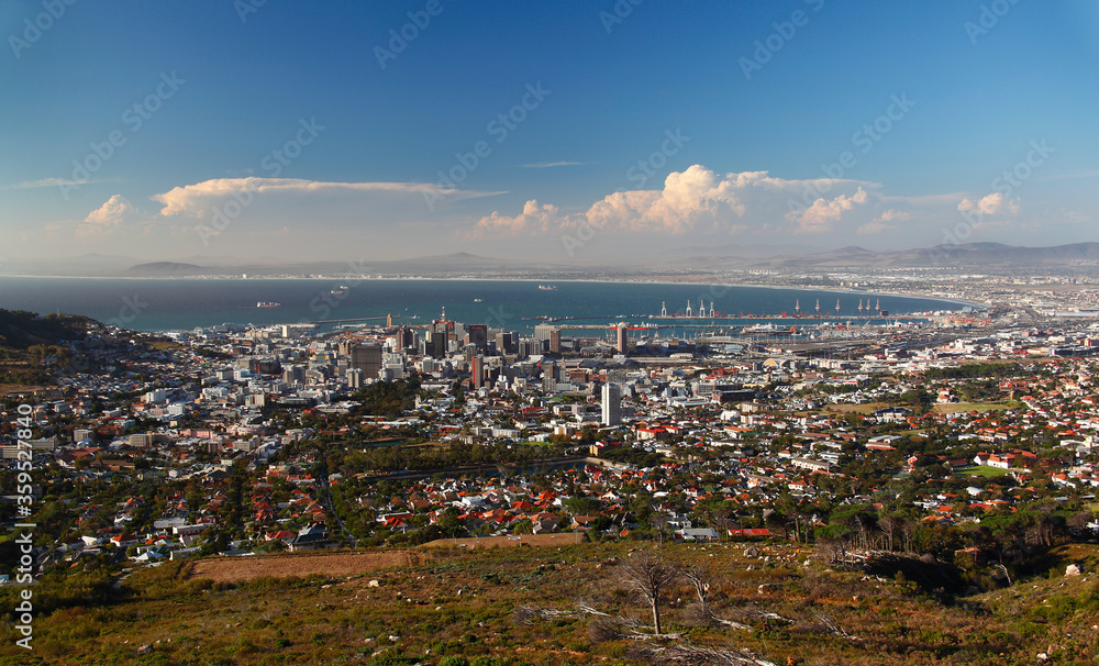 Fototapeta premium Cape Town, Western Cape / South Africa - 04/15/2011: Cape Town CBD with Table Bay in the background
