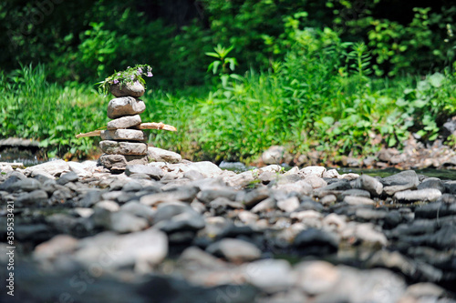 inukshuk sur une rivière photo