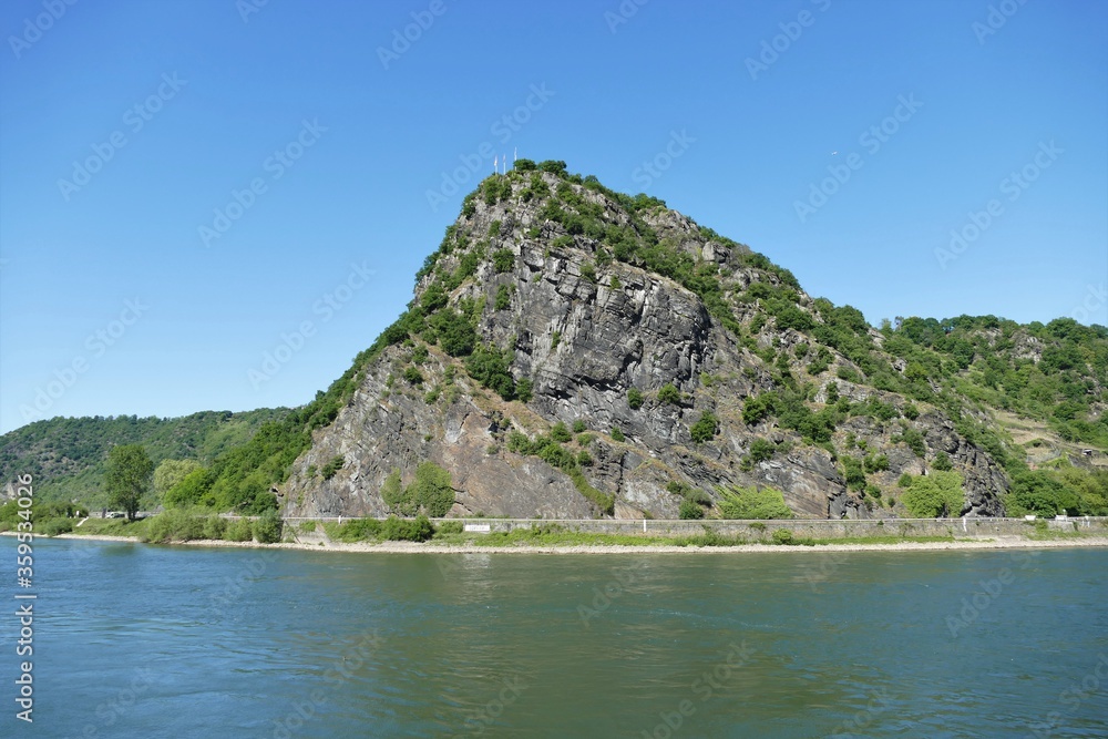 Loreleyfelsen mit Rhein bei Sankt Goarshausen Loreleyfelsen mit Rhein bei Sankt Goarshausen