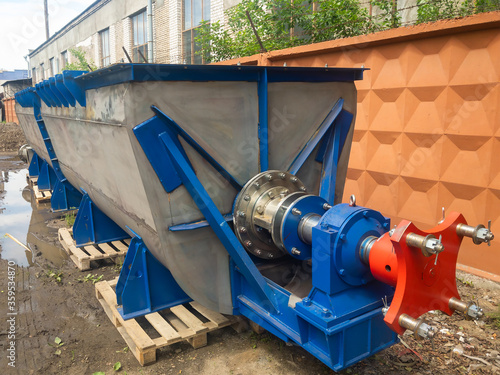 Fotografie Horizontal agitator of non-standard design, designed for mixing a suspension of