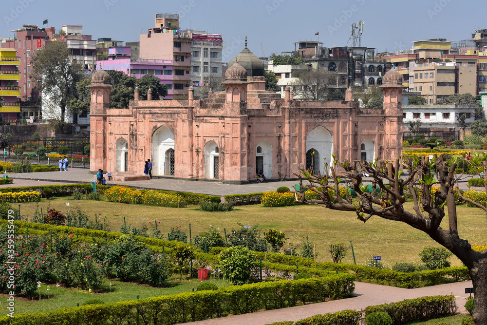 The Tomb of Pari Bibi in the middle of the Lalbagh fort.