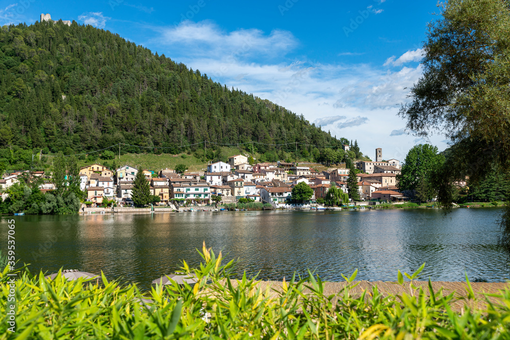 the piediluco lake and its country