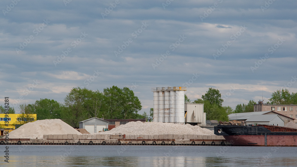 Port storage, with cestre and a bunch of bulk cargo. Port storage, with cestre and a bunch of bulk cargo.