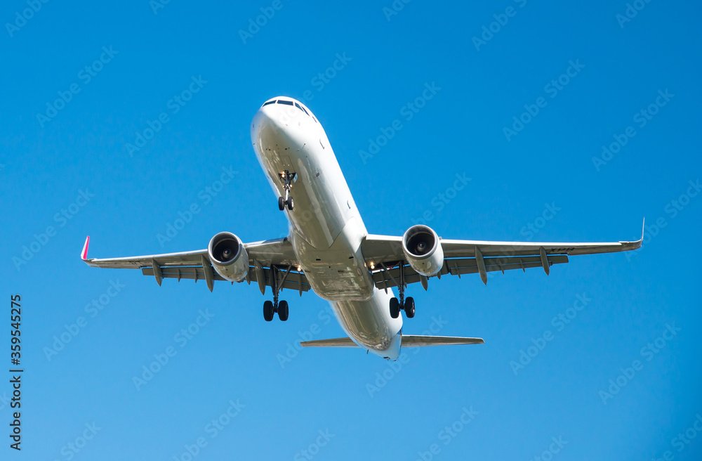Avião aterrissando ou decolando com um lindo céu azul ao fundo Avião aterrissando ou decolando com um lindo céu azul ao fundo