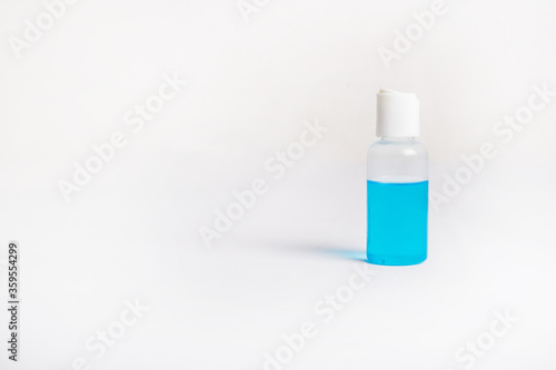Bote de gel hidroalcoholico desinfectante con fondo blanco photo