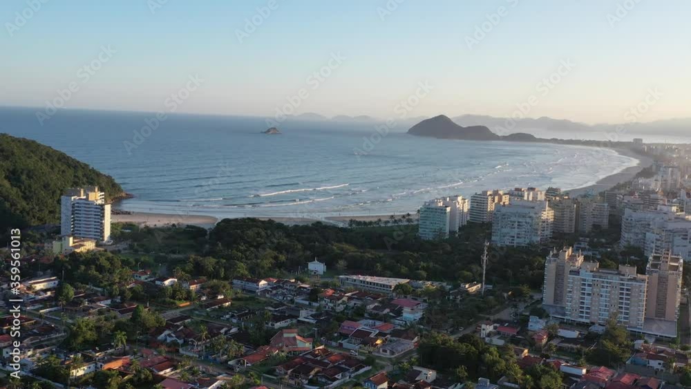 Imagem aerea da praia da Riviera  de São Lourenço em final de tarde ensolarado