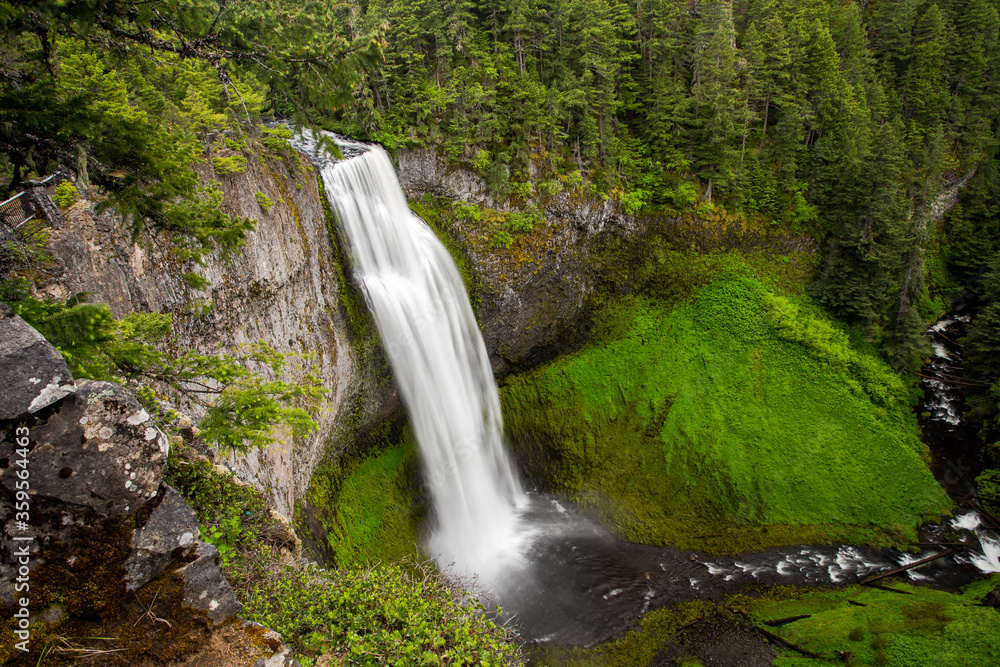 Obraz premium Salt Creek Waterfalls, view from above. Central Oregon, USA