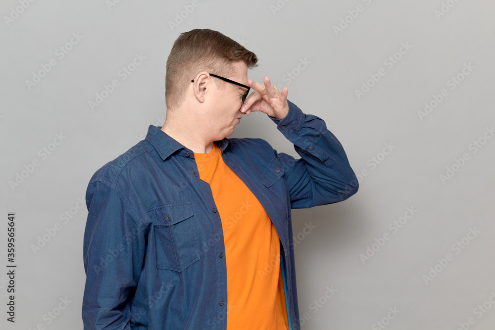 Φωτογραφία Portrait of mature man pinching his nose and grimacing from disgust