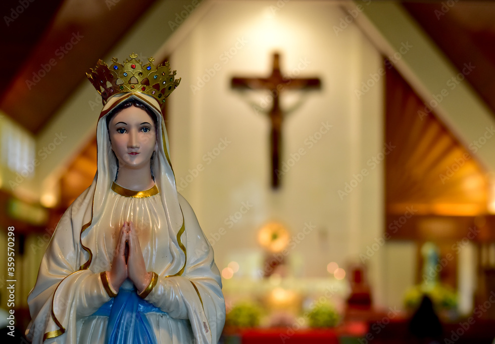 Obraz premium Close up of Statue of Our lady of grace virgin Mary in the church, Thailand. selective focus.