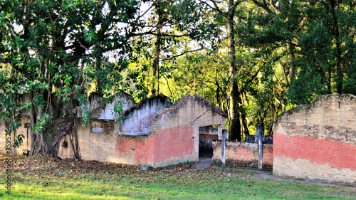 Ruínas  abandonadas no parque da cidade de São José dos Campos