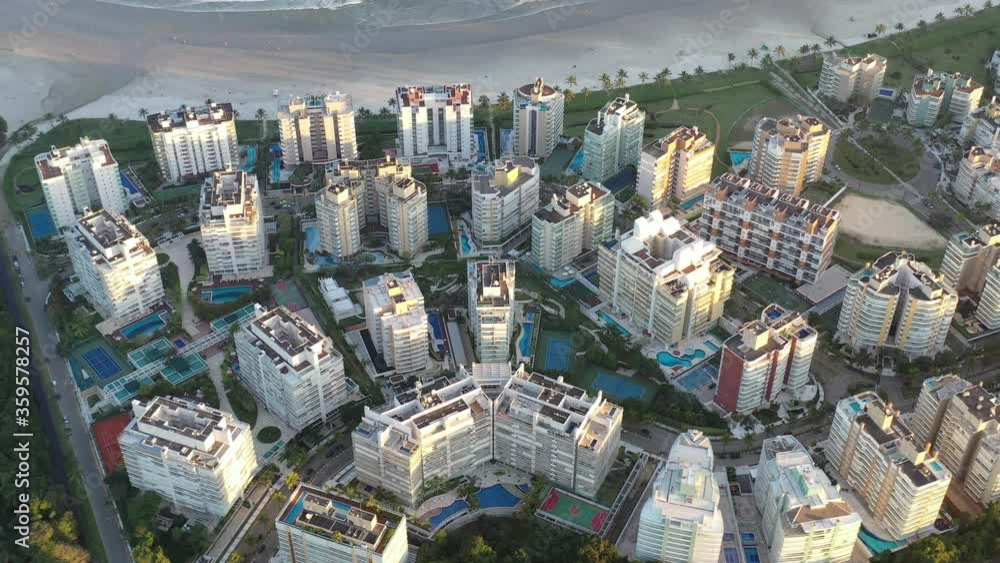 imagem aerea dos belos condominios da Riviera de São Lourenço, litoral Norte de São Paulo