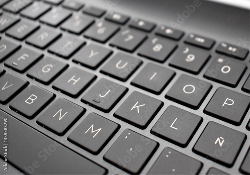 Imagen de primer plano de una parte del teclado de una computadora, que muestra algunas de las letras.