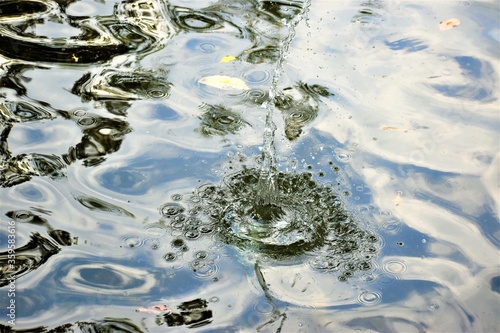 Hilo de agua que se forma hacia arriba después de arrojar una piedra contra el líquido