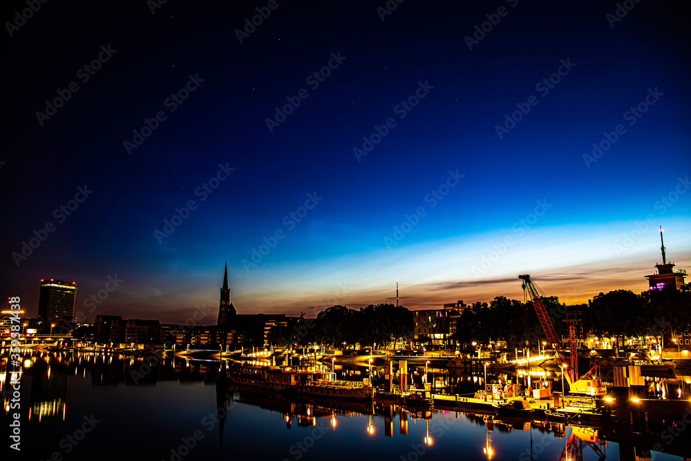 Fototapeta premium Bremen Skyline bei Nacht