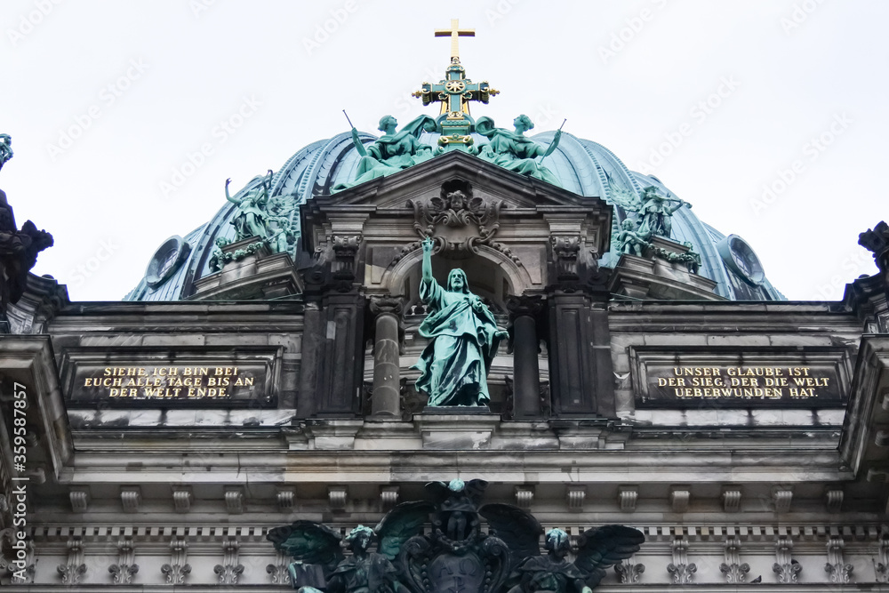 Fototapeta premium Church dome with sculptures, Berlin