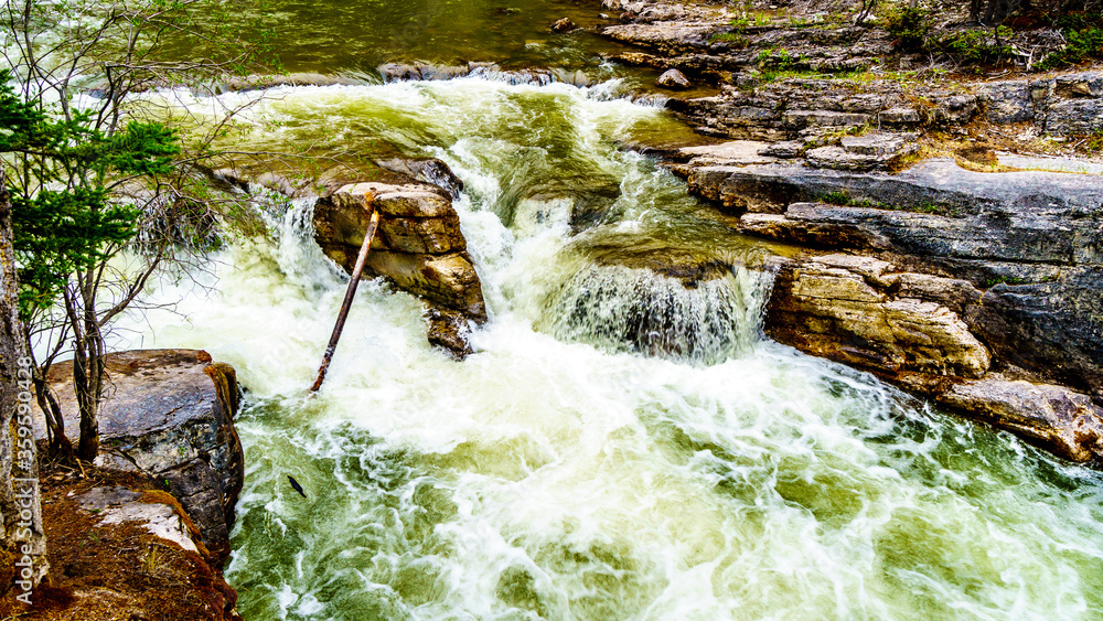 Fotografie The turbulent waters of the Maligne Canyon flowing through the deep Maligne Cany
