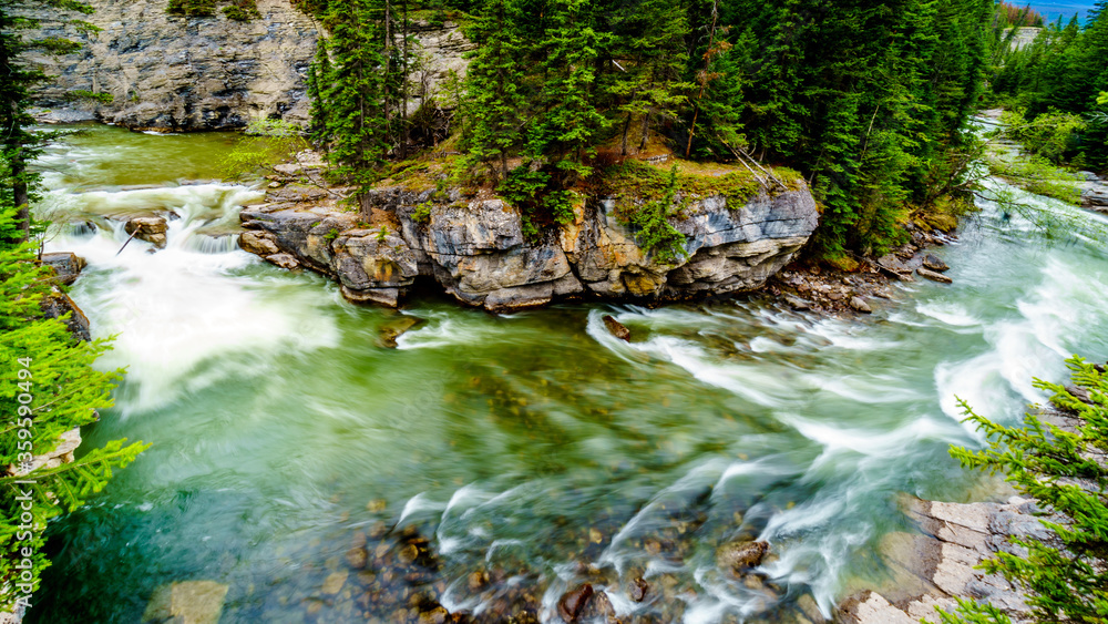 Φωτογραφία The turbulent waters of the Maligne Canyon flowing through the deep Maligne Cany