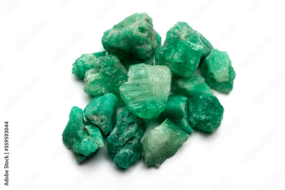 Ταπετσαρία rough emeralds and gemstones, uncut green crystals for jewelry