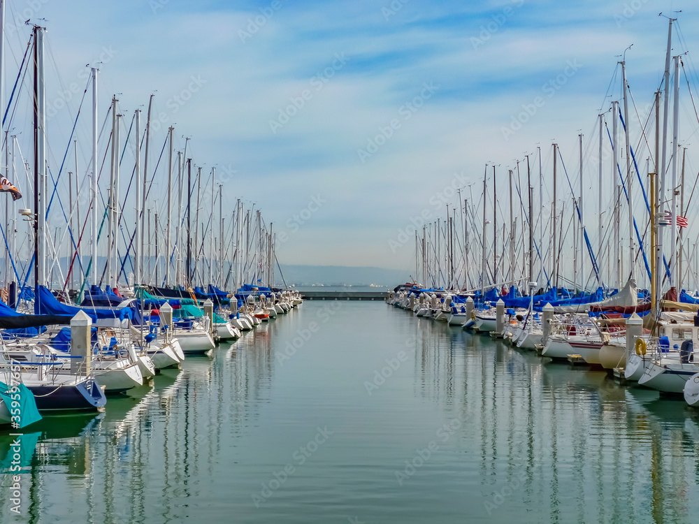 Φωτογραφία Boats at San Francisco South Beach Yacht Club with their reflections in the wate