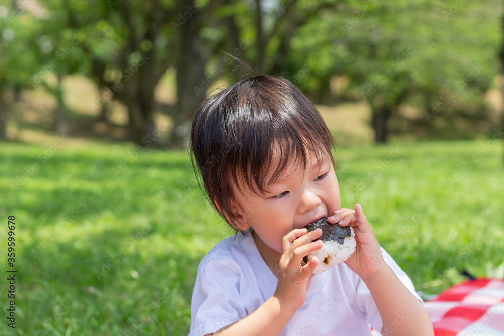 Fototapeta premium 子供 食事 ピクニック
