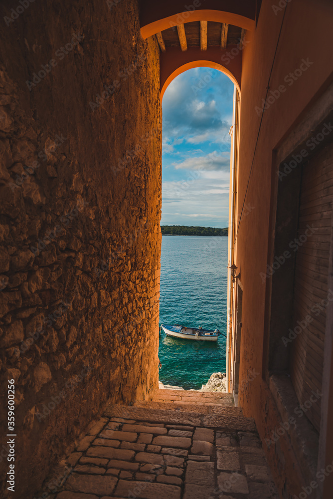 Obraz premium view of boat in sea through city street