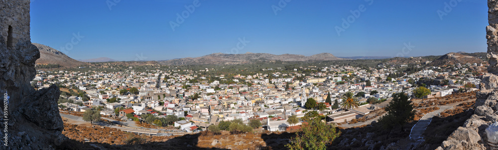 Panoramablick über die Häuser der Stadt Archangelos auf der griechischen Insel Rhodos 