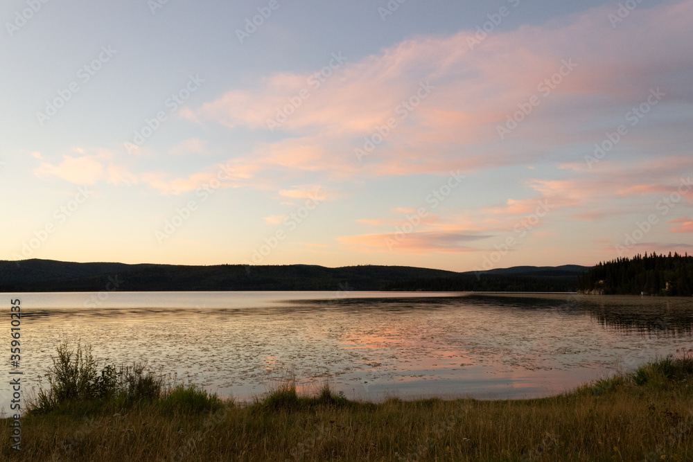 アラスカ、湖に反射する夕焼け