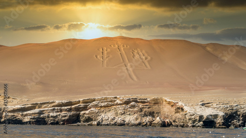Foto Ancient large scale candelabrum figure in Paracas national park