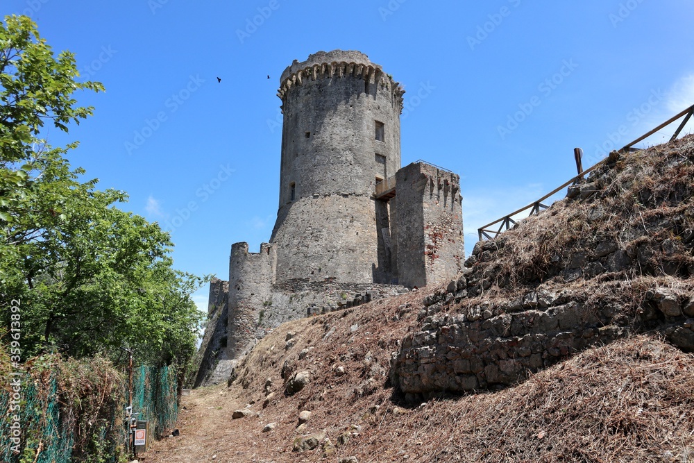 Velia - Torre angioina dal sentiero