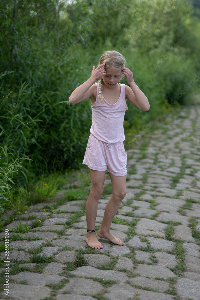 Mädchen beim unbeschwerten Sport und Bewegen, wie Akrobatik in der Freizeit, auf Wiesenpfaden, am Strand, See und dem Fluss Elbe. Mädchen beim unbeschwerten Sport und Bewegen, wie Akrobatik in der Freizeit, auf Wiesenpfaden, am Strand, See und dem Fluss Elbe.